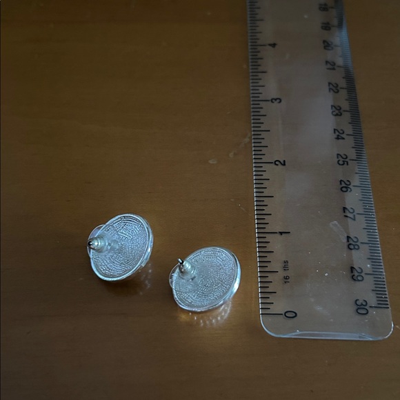 Elegant Silver and Pearl Earrings - Picture 2 of 2